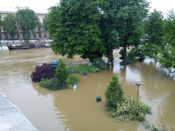 Наводнение в Париже 2016: фотографии катастрофы в красивейшем городе мира. РЕАЛЬНЫЕ ФОТО 8 Наводнение в Париже 2016: фотографии катастрофы в красивейшем городе мира. РЕАЛЬНЫЕ ФОТО 8