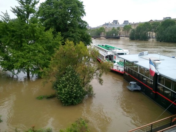 Наводнение в Париже 2016: фотографии катастрофы в красивейшем городе мира. РЕАЛЬНЫЕ ФОТО 9 Наводнение в Париже 2016: фотографии катастрофы в красивейшем городе мира. РЕАЛЬНЫЕ ФОТО 9