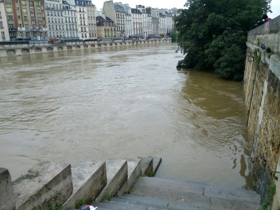Наводнение в Париже 2016: фотографии катастрофы в красивейшем городе мира. РЕАЛЬНЫЕ ФОТО 10 Наводнение в Париже 2016: фотографии катастрофы в красивейшем городе мира. РЕАЛЬНЫЕ ФОТО 10