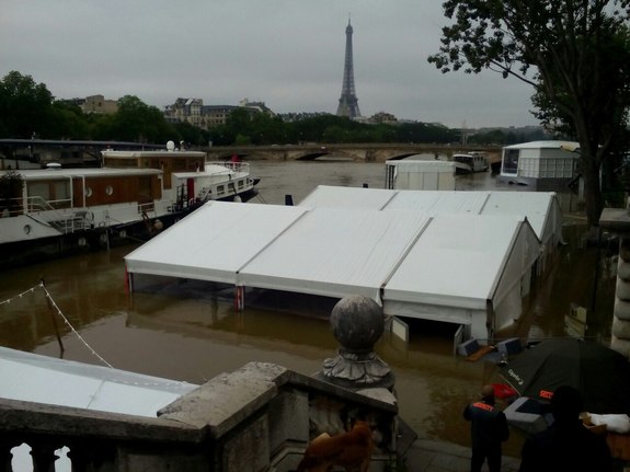 Наводнение в Париже 2016: фотографии катастрофы в красивейшем городе мира. РЕАЛЬНЫЕ ФОТО 11 Наводнение в Париже 2016: фотографии катастрофы в красивейшем городе мира. РЕАЛЬНЫЕ ФОТО 11