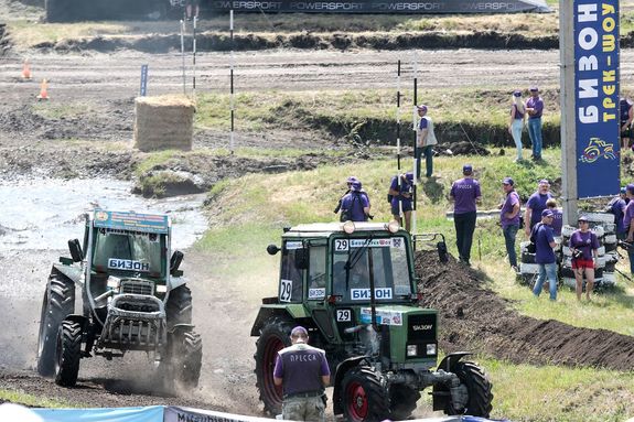 Победитель "Бизон-Трек-Шоу-2016" принес своему хозяйству пятый призовой трактор 2 Победитель "Бизон-Трек-Шоу-2016" принес своему хозяйству пятый призовой трактор 2