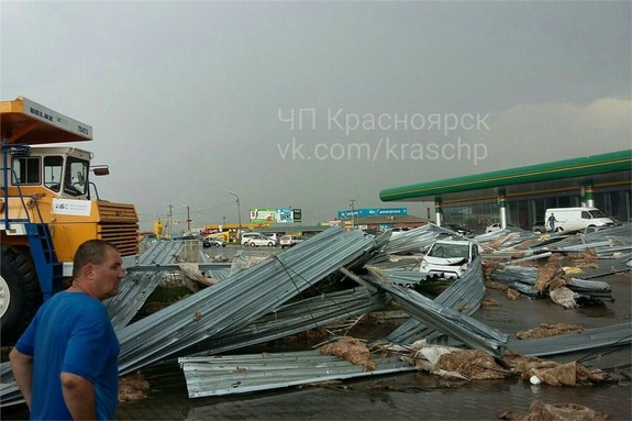 Ураган в Красноярске снес крышу с заправки «25 часов»: кто заплатит за поврежденные авто 1 Ураган в Красноярске снес крышу с заправки «25 часов»: кто заплатит за поврежденные авто 1