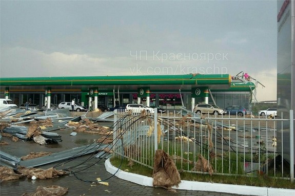 Ураган в Красноярске снес крышу с заправки «25 часов»: кто заплатит за поврежденные авто 2 Ураган в Красноярске снес крышу с заправки «25 часов»: кто заплатит за поврежденные авто 2