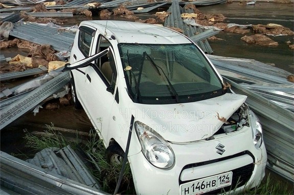 Ураган в Красноярске снес крышу с заправки «25 часов»: кто заплатит за поврежденные авто 3 Ураган в Красноярске снес крышу с заправки «25 часов»: кто заплатит за поврежденные авто 3