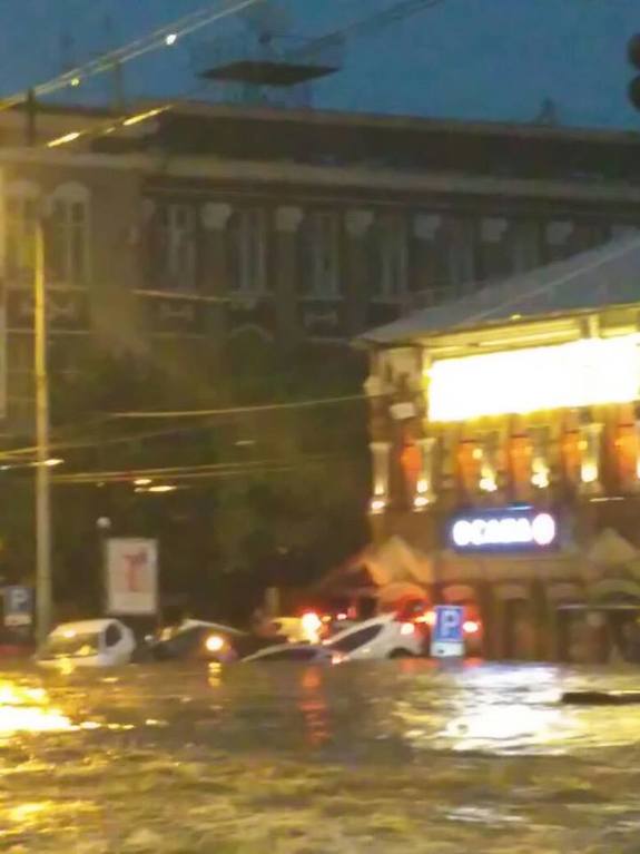 Ливень в Ростове привел к разрушениям и человеческим жертвам (фото) 3 Ливень в Ростове привел к разрушениям и человеческим жертвам (фото) 3