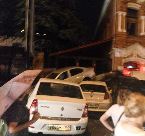 Ливень в Ростове привел к разрушениям и человеческим жертвам (фото) 5 Ливень в Ростове привел к разрушениям и человеческим жертвам (фото) 5