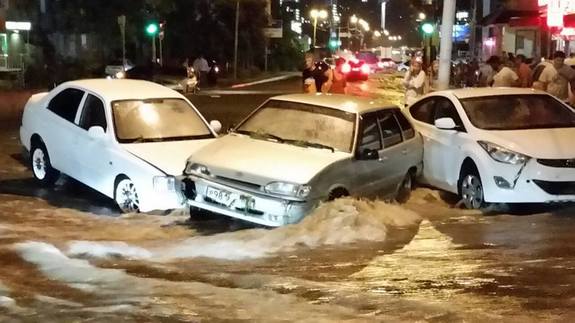 Ливень в Ростове привел к разрушениям и человеческим жертвам (фото) 7 Ливень в Ростове привел к разрушениям и человеческим жертвам (фото) 7