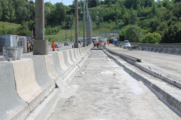 На Молитовском мосту в Нижнем Новгороде начата укладка рельсов. ФОТО 2 На Молитовском мосту в Нижнем Новгороде начата укладка рельсов. ФОТО 2