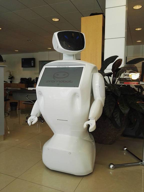 В трех автоцентрах КЛЮЧАВТО гостей встречают новые кибер-сотрудники 2 В трех автоцентрах КЛЮЧАВТО гостей встречают новые кибер-сотрудники 2