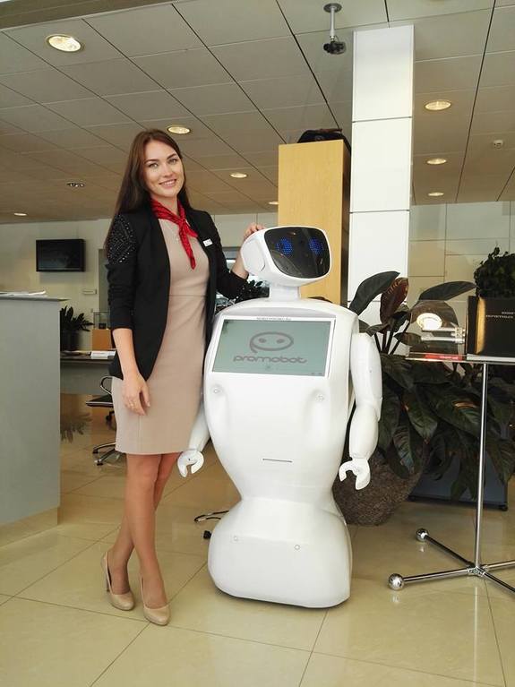 В трех автоцентрах КЛЮЧАВТО гостей встречают новые кибер-сотрудники 1 В трех автоцентрах КЛЮЧАВТО гостей встречают новые кибер-сотрудники 1