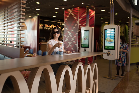 В российских ресторанах "Макдоналдс" появилось меню Брайля для слабовидящих и незрячих 2 В российских ресторанах "Макдоналдс" появилось меню Брайля для слабовидящих и незрячих 2