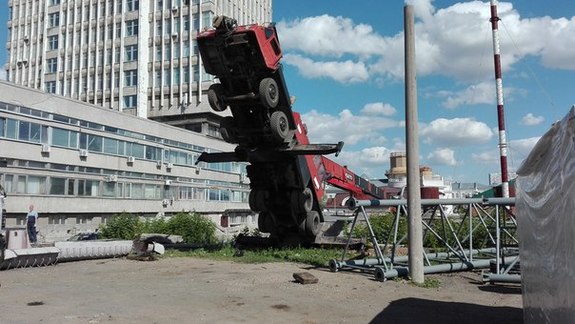 Около здания КФУ рухнул 100-тонный автокран 1 Около здания КФУ рухнул 100-тонный автокран 1