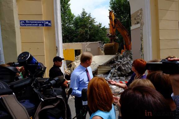 В Казани снесли пивной магазин на Островского 1 В Казани снесли пивной магазин на Островского 1