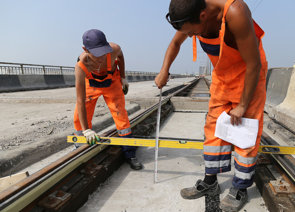 Молитовский мост: трамвайные пути закатали в бетон. ФОТО 2 Молитовский мост: трамвайные пути закатали в бетон. ФОТО 2