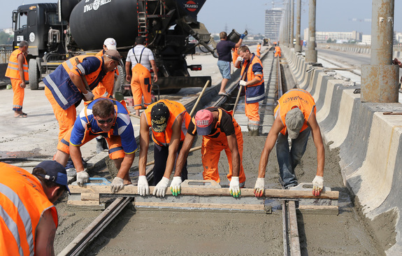 Молитовский мост: трамвайные пути закатали в бетон. ФОТО 3 Молитовский мост: трамвайные пути закатали в бетон. ФОТО 3