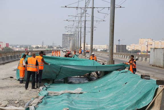Молитовский мост: трамвайные пути закатали в бетон. ФОТО 4 Молитовский мост: трамвайные пути закатали в бетон. ФОТО 4