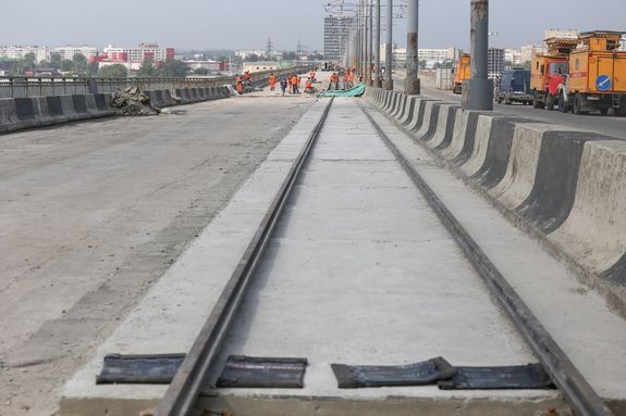 Молитовский мост: трамвайные пути закатали в бетон. ФОТО 5 Молитовский мост: трамвайные пути закатали в бетон. ФОТО 5