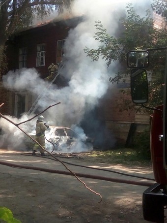 В Казани огонь от загоревшейся иномарки перекинулся на столетний жилой дом 1 В Казани огонь от загоревшейся иномарки перекинулся на столетний жилой дом 1