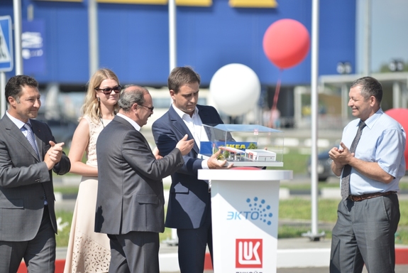 "Мега" в Нижнем Новгороде впервые разместила на своей территории заправку "Лукойл" 2 "Мега" в Нижнем Новгороде впервые разместила на своей территории заправку "Лукойл" 2