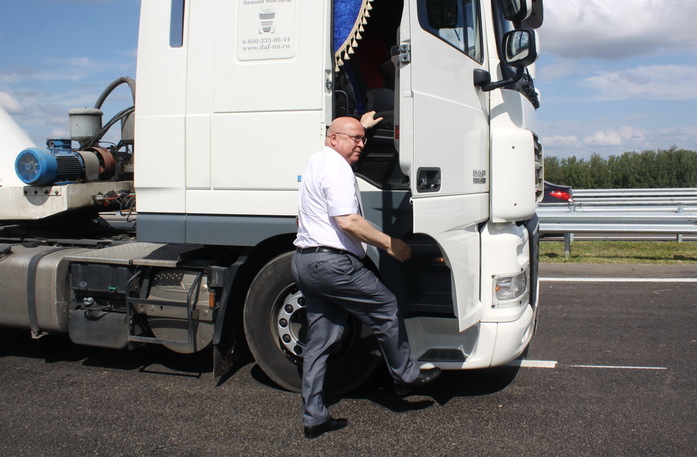 Шанцев проехал на фуре по Южному обходу. ФОТО + ВИДЕО 1 Шанцев проехал на фуре по Южному обходу. ФОТО + ВИДЕО 1