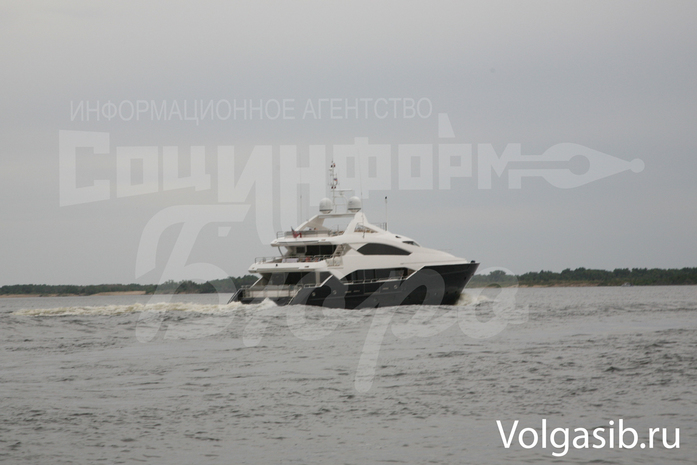 По Дону гуляет на своей яхте беглый президент Украины Виктор Янукович 3 По Дону гуляет на своей яхте беглый президент Украины Виктор Янукович 3