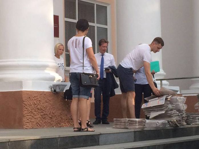 В Челябинске зафиксированы жалобы на кражу агитационных материалов конкурентами 2 В Челябинске зафиксированы жалобы на кражу агитационных материалов конкурентами 2