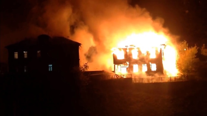 В центре Нижнего Новгорода на Гребешковском откосе сгорел деревянный дом 1 В центре Нижнего Новгорода на Гребешковском откосе сгорел деревянный дом 1