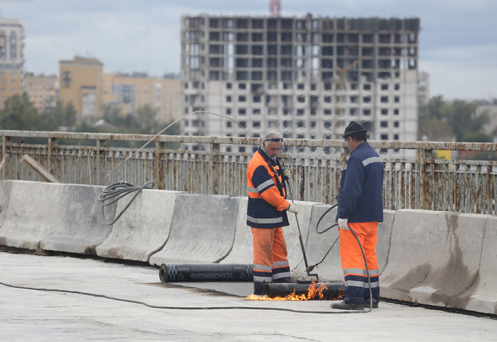 Половина верхнего слоя асфальтобетона уложена на Молитовском мосту в Нижнем Новгороде 1 Половина верхнего слоя асфальтобетона уложена на Молитовском мосту в Нижнем Новгороде 1