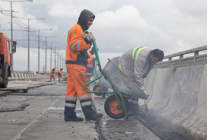 Половина верхнего слоя асфальтобетона уложена на Молитовском мосту в Нижнем Новгороде 3 Половина верхнего слоя асфальтобетона уложена на Молитовском мосту в Нижнем Новгороде 3