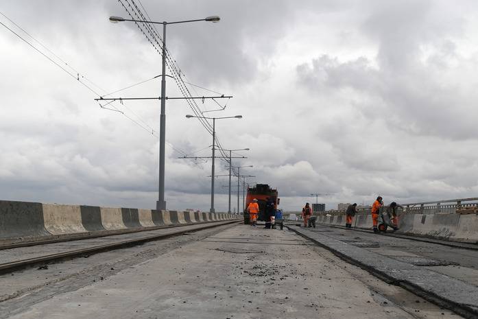 Половина верхнего слоя асфальтобетона уложена на Молитовском мосту в Нижнем Новгороде 4 Половина верхнего слоя асфальтобетона уложена на Молитовском мосту в Нижнем Новгороде 4