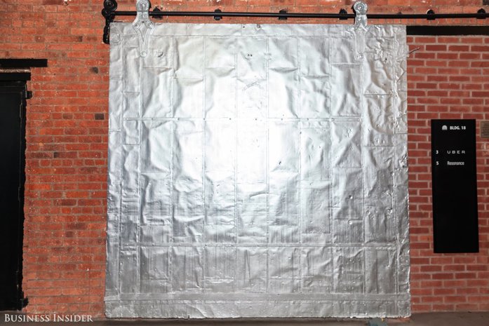 Пиво в свободном доступе, собачки и кабинки для уединения: как выглядит офис Uber / ФОТО 2 Пиво в свободном доступе, собачки и кабинки для уединения: как выглядит офис Uber / ФОТО 2