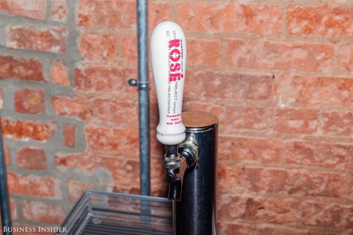 Пиво в свободном доступе, собачки и кабинки для уединения: как выглядит офис Uber / ФОТО 8 Пиво в свободном доступе, собачки и кабинки для уединения: как выглядит офис Uber / ФОТО 8