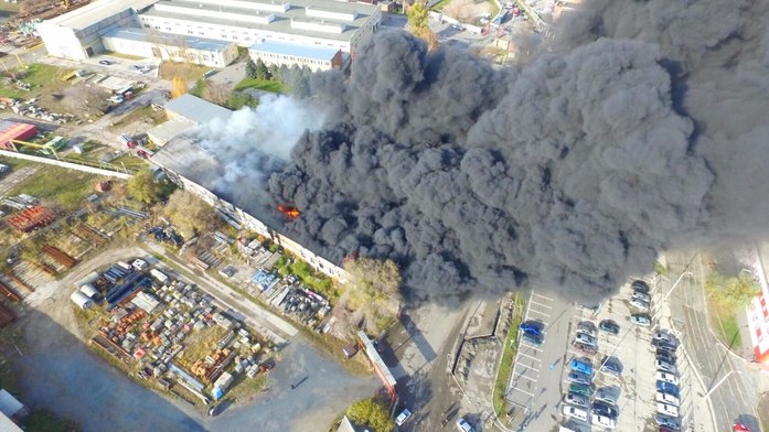 В цеху по производству пеноплекса в Батайске на пожаре погиб человек 1 В цеху по производству пеноплекса в Батайске на пожаре погиб человек 1