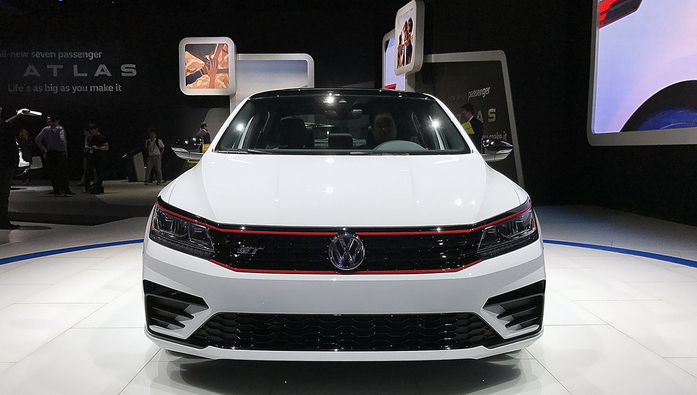 Первый в мире трехколесный автомобиль запустят в серию 4 Первый в мире трехколесный автомобиль запустят в серию 4