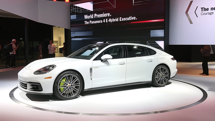 Первый в мире трехколесный автомобиль запустят в серию 6 Первый в мире трехколесный автомобиль запустят в серию 6