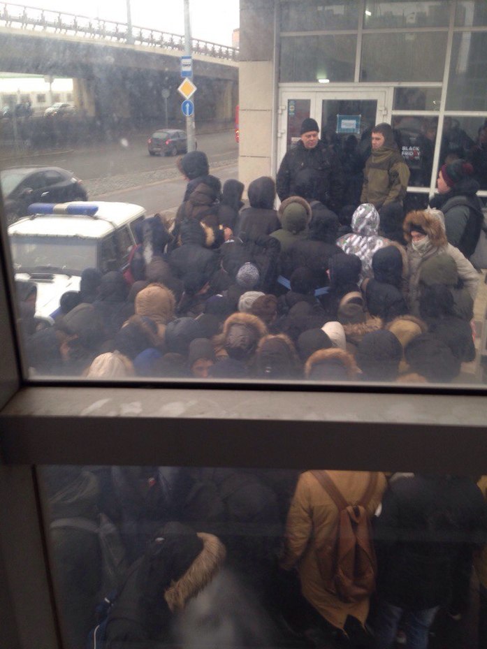«Чёрная пятница» в Казани: полиция выезжала к штурмующей магазин толпе 1 «Чёрная пятница» в Казани: полиция выезжала к штурмующей магазин толпе 1