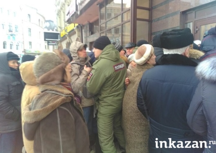 Очереди по выдаче вкладов ТФБ: к одному из банков вызвали правоохранительные органы //ФОТО 3 Очереди по выдаче вкладов ТФБ: к одному из банков вызвали правоохранительные органы //ФОТО 3