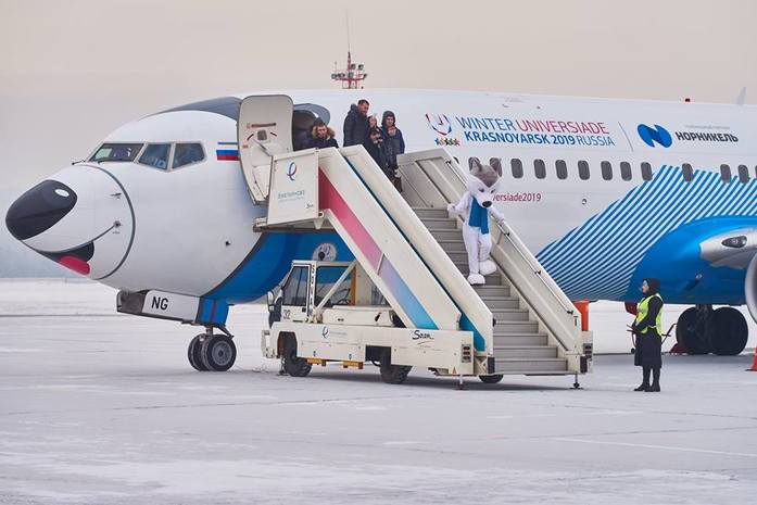 В Красноярске приземлился самолет с символикой Универсиады (фото) 3 В Красноярске приземлился самолет с символикой Универсиады (фото) 3