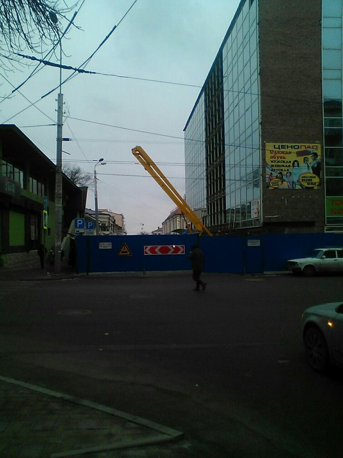 Начались работы по сносу "гиперларька Бояркина" 1 Начались работы по сносу "гиперларька Бояркина" 1