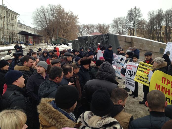 Пикет вкладчиков ТФБ вместо тысячи человек собрал лишь порядка 200 участников 1 Пикет вкладчиков ТФБ вместо тысячи человек собрал лишь порядка 200 участников 1