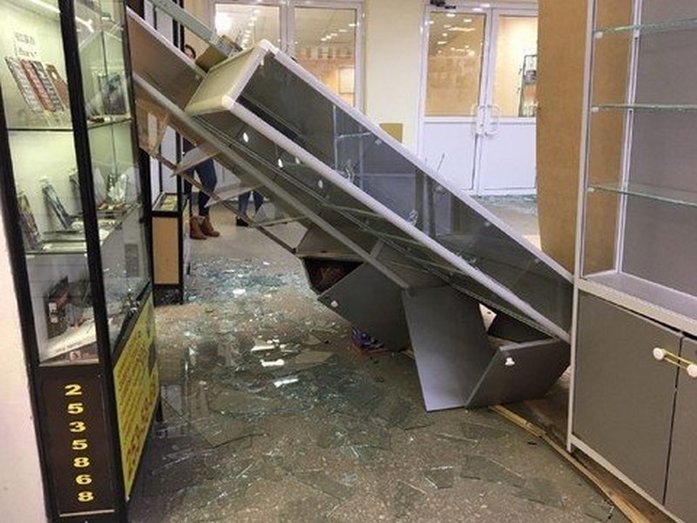 В Казани неизвестные в масках устроили погром в торговом центре «Алтын» //ВИДЕО 2 В Казани неизвестные в масках устроили погром в торговом центре «Алтын» //ВИДЕО 2