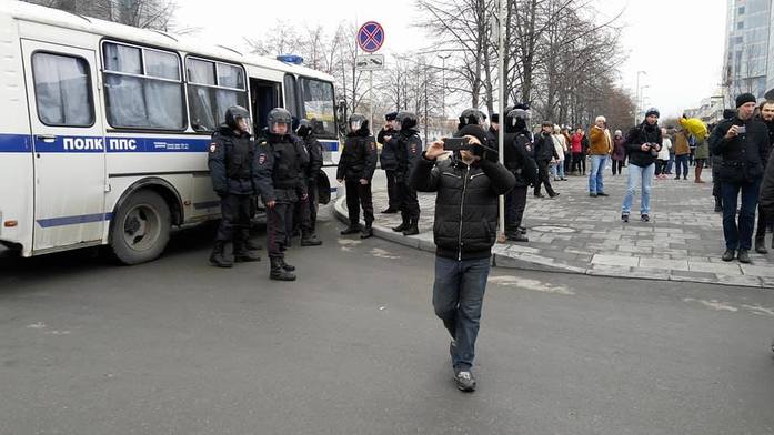 Желтые уточки, кроссовки, задержанные. В Екатеринбурге прошел митинг против коррупции 2