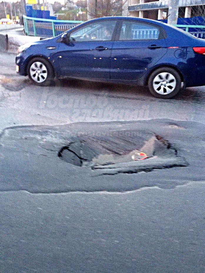 В Ростове перед мостом Стачки провалился асфальт ФОТО 2 В Ростове перед мостом Стачки провалился асфальт ФОТО 2