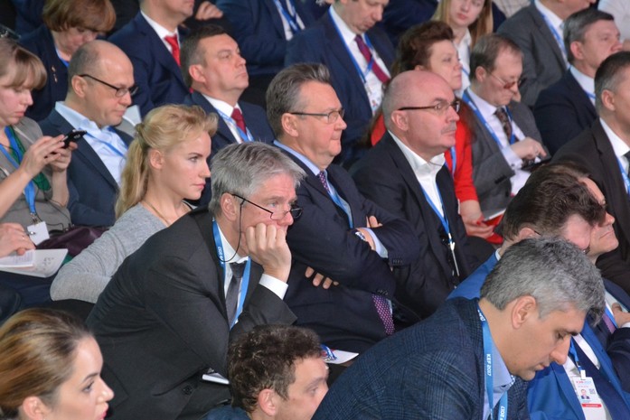 На Красноярском экономическом форуме решили сломать вертикаль власти
1 На Красноярском экономическом форуме решили сломать вертикаль власти
1