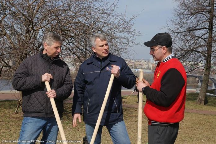 В Нижнем Новгороде сотрудники мэрии вышли на субботник 2 В Нижнем Новгороде сотрудники мэрии вышли на субботник 2