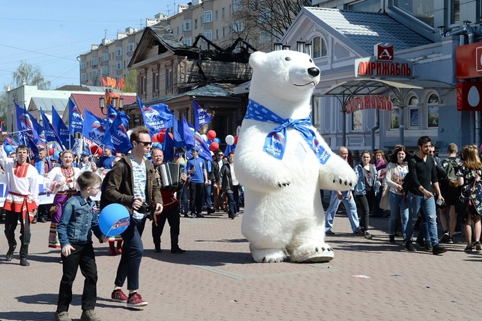 На контрасте: в Нижнем Новгороде прошли демонстрация и монстрация 1 На контрасте: в Нижнем Новгороде прошли демонстрация и монстрация 1
