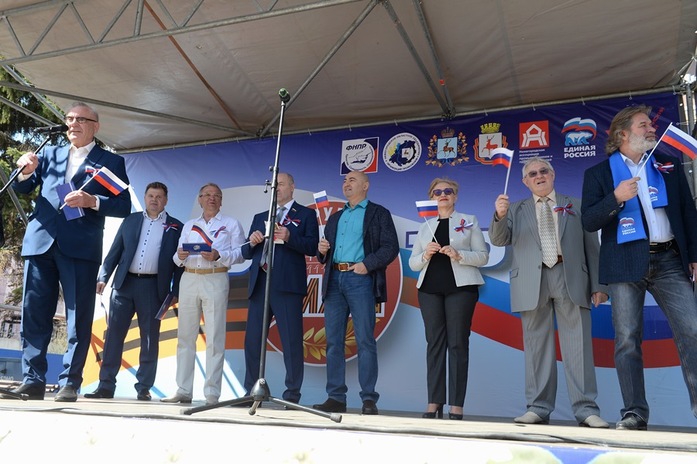 На контрасте: в Нижнем Новгороде прошли демонстрация и монстрация 2 На контрасте: в Нижнем Новгороде прошли демонстрация и монстрация 2