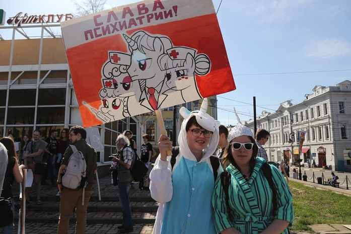 На контрасте: в Нижнем Новгороде прошли демонстрация и монстрация 8 На контрасте: в Нижнем Новгороде прошли демонстрация и монстрация 8