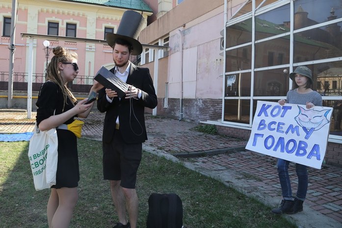 На контрасте: в Нижнем Новгороде прошли демонстрация и монстрация 9 На контрасте: в Нижнем Новгороде прошли демонстрация и монстрация 9