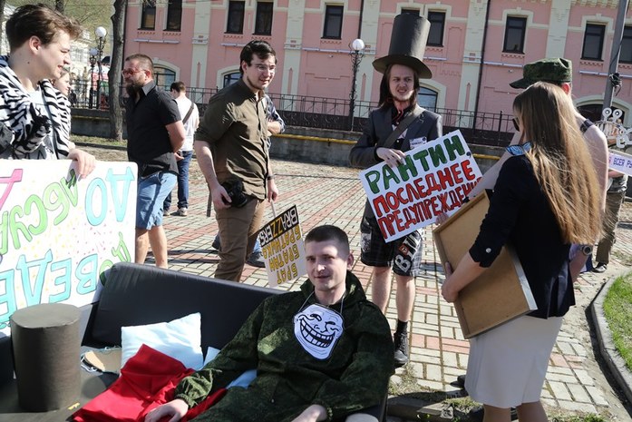 На контрасте: в Нижнем Новгороде прошли демонстрация и монстрация 10 На контрасте: в Нижнем Новгороде прошли демонстрация и монстрация 10